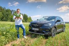 Bio-Spitzenkoch Simon Tress setzt auf Nachhaltigkeit und den Opel Grandland X