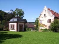 Sommerlicher Weingenuss im Bronnbacher Saalgarten