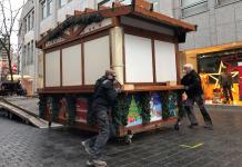 Stände für Kunsthandwerk und Süßwaren in der Fußgängerzone