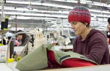Bird's Nest Projekt - Arc'teryx Mitarbeiter fertigen Capes für Obdachlose