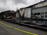 Großbrand in Irsee-Oggenried: Bezirkstagspräsident und Bürgermeister verurteilen Brandanschlag auf Nahwärmeversorgung