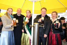 Der Münchner Bierbrunnen sprudelte Freibier zur Jubiläumsfeier des Bayerischen Reinheitsgebots