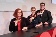 Strahlende Gesichter beim 18. Nationalen Azubi-Award Systemgastronomie: Nadine Heissig ist die Siegerin 2019