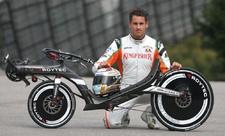 Formel-1-Pilot Adrian Sutil fährt auf SPEEDBIKEs der Münchner Liegerad-Manufaktur TROYTEC ab