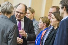 Schmidt: "Miteinander reden statt übereinander urteilen"