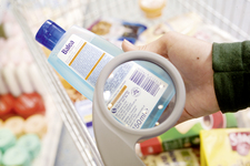 Neuer Service: dm führt als erstes Handelsunternehmen in Deutschland flächendeckend Lupen an Einkaufswagen ein