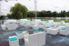 Perfekte Events mit lockeren Gästen und besonderen Möbeln