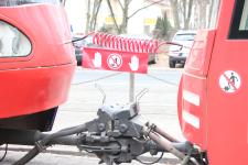 HEAG mobilo warnt mit rotem Banner vor Übersteigen der Straßenbahnkupplungen