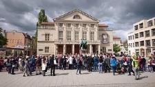 "The Young Americans" überraschen die Weimarer sowie Goethe und Schiller mit einer kurzen Outdoor-Performance auf dem Theaterplatz