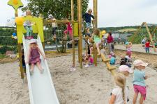 Auf die Spielplätze, fertig, los! TÜV SÜD, eibe und ELTERN beglücken Kinder mit neuen Spielgeräten