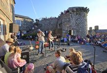 Guernsey Event-Highlights im Sommer 2014: Blumen, Märkte und Musik am Meer