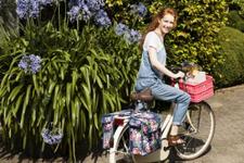 Blumen to go: Die Taschen und Accessoires von Basil Blossom Roses und Blossom Botanica machen das Bike 2013 sommerlich