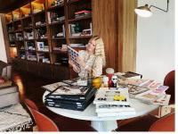 Erstmalig kuratiert Claudia Schiffer, Fashion-Insiderin und Modeikone, eine Ausstellung