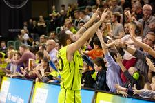 Basketball-Club und Hauptsponsor feiern Vertragsverlängerung und Sieg