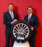 Bad Homburgs Oberbürgermeister Alexander Hetjes zu Besuch bei Bridgestone in Bad Homburg