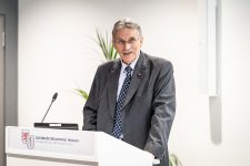 Ehrenplakette der Landesärztekammer Hessen in Silber für Dr. med. Wolfgang Kauder am 15. September verliehen