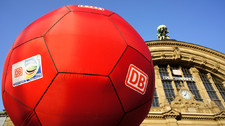 Gewinnen Sie mit dem Kultur-Ticket-Spezial der Deutschen Bahn einen von zehn Fußbällen!