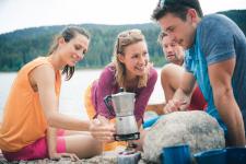 Cool recycelter Kaffee: Belebend-kühle Sommershirts aus Kaffeesatz