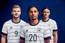 Handgemalte Nadelstreifen und Werte-Statement: adidas präsentiert neues Trikot für "Die Mannschaft"