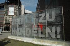 30.000 Unterschriften für mehr Klimaschutz in Eiswand eingefroren