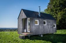 „Hüttenfeeling“ auf Niederbayerisch: Kraft tanken im „mobilen“ Rustikal-Chalet