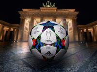 "adidas Finale Berlin": Berliner Bär rollt durch Stadien der Champions League