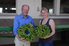 Vom Hopfengarten in die Würzpfanne: Brauerei-Chef Carl Glauner und Braumeister Hans Martin Walz ernten Tettnanger Edelhopfen für den Alpirsbacher Ambrosius