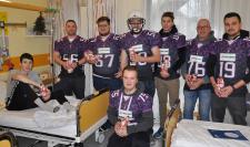 Hofer Footballteam am Krankenbett - große Überraschung für kleine Patienten