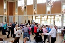 Live-Musik und Kurhausflair - die "Fröhlichen Tanznachmittage" locken Tanzfreunde aus der gesamten Region an die Alb