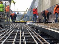 "Unten" entsteht die Tunnelsohle, "oben" beginnt Brückenabriss