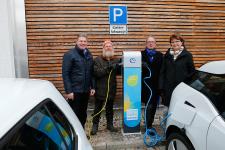 Megatrend E-Mobilität: Universität und Stadtwerke schalten Ladesäule auf dem Campus Bayreuth frei