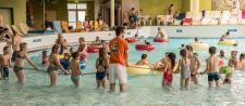 Schwimmen lernen und Feste feiern