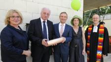 Oberbürgermeister Thomas Geisel versenkt Schmetterling für die Ewigkeit