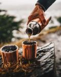 Stilvoll Drinks bei Outdoor-Trips genießen: Kalifornische Kultmarke High Camp Flasks bringt seine edlen Edelstahl-Isolierflaschen nach Europa