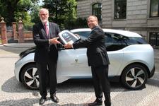 BMW übergibt Elektrofahrzeug i3 an Staatskanzlei in Sachsen-Anhalt