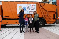 AWM: Kinder malen Plakate für Münchner Müllfahrzeuge - Kristina Frank überreicht Preise an die Siegerinnen