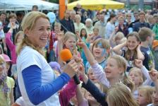 "Kinder stark machen" beim Kulturvolksfest mit Singa vom KiKA