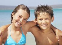 Erfolgreiche Kooperation von alltours und Schwimmschule Sharky wird fortgesetzt