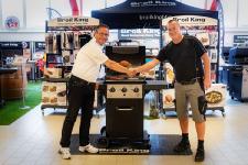Begeisterter Barbecue-Fan freut sich über den Luxus-Grill
