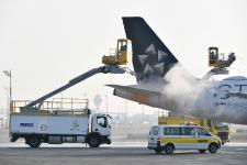 E-Mobility auf dem Vormarsch am Flughafen München: Elektrischer "Elefant" enteist Flugzeuge