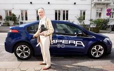 Jane Goodall im Opel Ampera