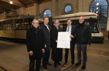 Staatsminister übergibt Förderbescheid für Straßenbahnen an Stadtwerke Augsburg