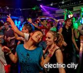 6.500 feiern in 12 Clubs
