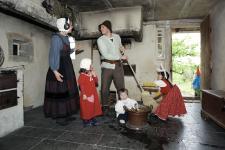 Kunstprojekt Lebens-Bühnen bietet offenes, fröhliches Fotoshooting im Freilichtmuseum Beuren