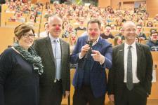 Begeisternde Gastvorlesung von Eckart von Hirschhausen an der Universitätsmedizin Mainz
