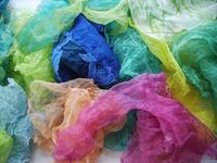 Vom Shibori-Schal bis zur Seiden-Halskrause: Neuer Online-Shop von Susanne Hinz Textildesign