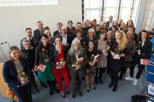 Die ersten Master-Absolventinnen und Absolventen des Fernstudiums Kindheits- und Sozialwissenschaften feiern an der Hochschule Koblenz