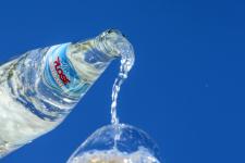 Durst und Fernweh stillen: Wie man sich mit Mineralwasser Dolce Vita nach Hause holen kann.