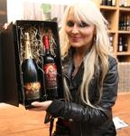 Rock-Legende DORO Pesch stellt ihren eigenen Rotwein und Cava vor