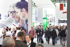 Messebeirat steht geschlossen hinter Light + Building